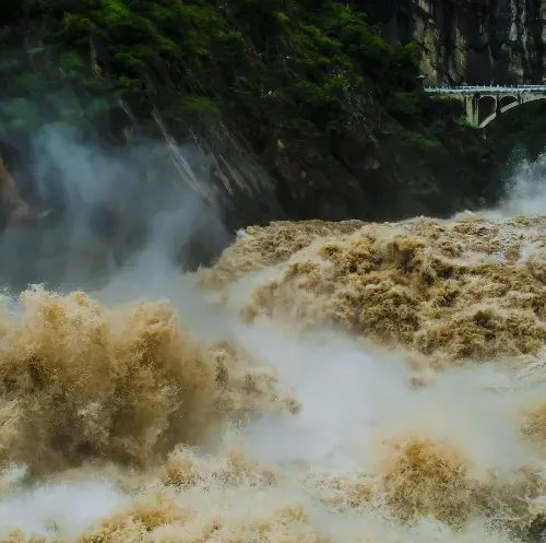 Tiger Leaping Gorge Full Guide: Map, Transport, Hikes…